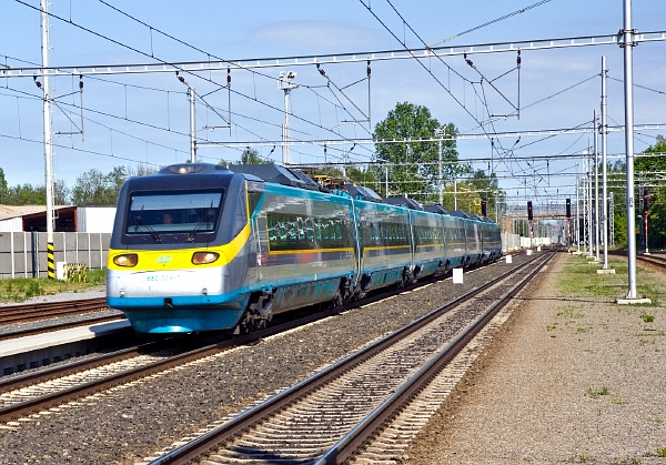 Pendolino se srazilo s osobním autem (ilustrační foto). Pendolino se srazilo s osobním autem (ilustrační foto).